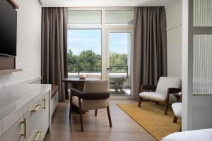 Uma área de estar em Ada Hotel