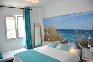 a bedroom with a bed with a mural of the ocean at Praia Dria in Armação de Pêra