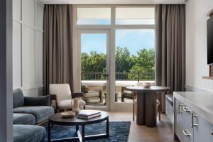 uma sala de estar com um sofá e uma mesa em Ada Hotel em Ada