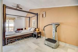 En eller flere senge i et værelse på 102 - Penthouse Apartment with Views and Pool! + 32 billeder