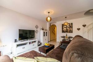 Et tv og/eller underholdning på 102 - Penthouse Apartment with Views and Pool!