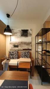 Ruang duduk di Modern Rustic 1-Bed Condo in MoA Complex