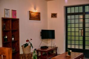 アルーシャにあるMama Ket Homes Arushaのリビングルーム(壁掛け式薄型テレビ付)