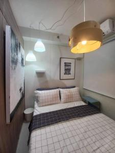 Katil atau katil-katil dalam bilik di Modern Rustic 1-Bed Condo in MoA Complex +14 gambar