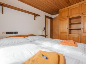 Łóżko lub łóżka w pokoju w obiekcie Apartment Mitteregg by Interhome