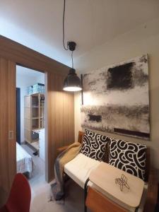 Ruang duduk di Modern Rustic 1-Bed Condo in MoA Complex