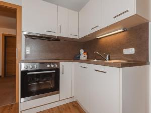 Kuchnia lub aneks kuchenny w obiekcie Apartment Mitteregg by Interhome