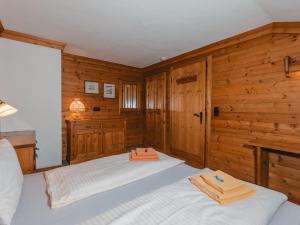 Łóżko lub łóżka w pokoju w obiekcie Apartment Mitteregg by Interhome