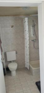 Koupelna v ubytování Ferienwohnung Weißensberg "Berg-Seeblick" + 8 fotografií