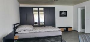 Postel nebo postele na pokoji v ubytování Ferienwohnung Weißensberg "Berg-Seeblick"
