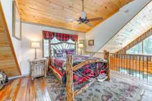 Ένα ή περισσότερα κρεβάτια σε δωμάτιο στο Bryson City Cabin Hot Tub and Mtn View!