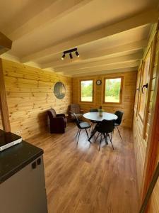 VierakkerにあるHouten natuurhuisje met Hottubのギャラリーの写真