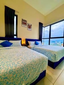 una camera d'albergo con due letti e una grande finestra di The Best Luxury suites Asia Spacious 3BR Sea View a Jelutong