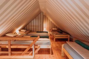 a room with two beds in a attic at Noclegi Zielona Gęś in Leszczyniec