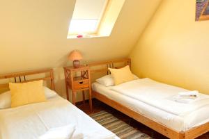 two beds in a small room with a window at Ferienwohung 3 Sandorn in Kölpinsee