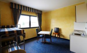 A kitchen or kitchenette at Hotel Riz B.B