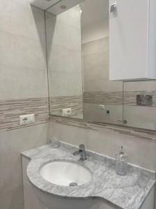 un bagno con lavandino e specchio di Casa Erminia a Caserta Altre 38 foto