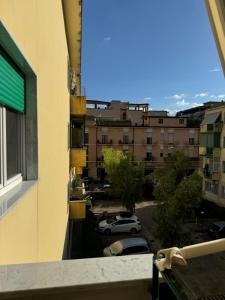 balcone con vista su un parcheggio. di Casa Erminia a Caserta