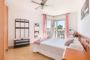 a bedroom with a large bed and a balcony at Vivienda maiva in Alhama de Murcia