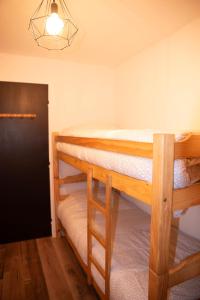 Postel nebo postele na pokoji v ubytování Poutran 2, studio 4 personnes au pied des pistes avec grande terrasse