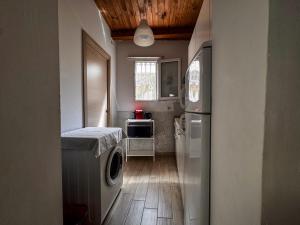 een keuken met een koelkast, een wasmachine en een droger bij Cami s holidays home mare in Catania