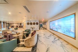 布鲁克林Iris Hotel Boston的大堂的墙上设有大型投影屏幕