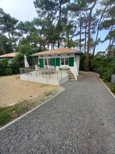 ラ・テスト・ド・ビュシュにあるMaison Alisan - Dune du Pilatの小さな緑白の家