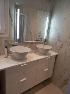 ラ・テスト・ド・ビュシュにあるMaison Alisan - Dune du Pilatの洗面台が2つと鏡があるバスルーム