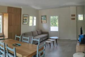 ラ・テスト・ド・ビュシュにあるMaison Alisan - Dune du Pilatのテーブルとソファのあるリビングルーム +7枚の写真