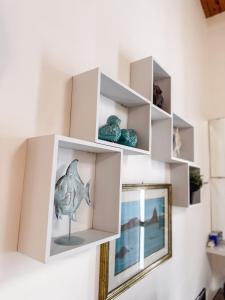 een plank met een visbeeld aan de muur bij Cami s holidays home mare in Catania