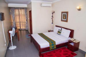 Ένα ή περισσότερα κρεβάτια σε δωμάτιο στο Kenendia Hotel