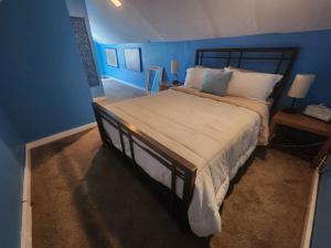 Un dormitorio con una cama grande con paredes azules. en Paradise Cove on Lemon Bay, en Englewood