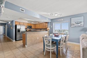 Dapur atau dapur kecil di Malibu Pointe 401 Second row ocean view-Crescent Beach Section