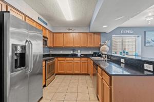 Dapur atau dapur kecil di Malibu Pointe 401 Second row ocean view-Crescent Beach Section