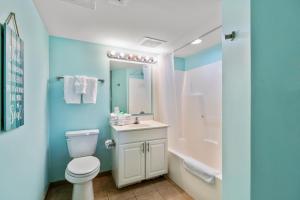 Bilik mandi di Malibu Pointe 401 Second row ocean view-Crescent Beach Section