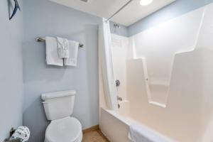 Bilik mandi di Malibu Pointe 401 Second row ocean view-Crescent Beach Section