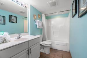 Bilik mandi di Malibu Pointe 401 Second row ocean view-Crescent Beach Section