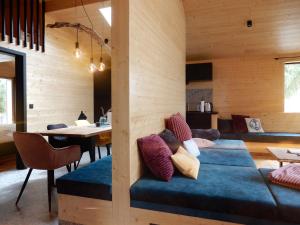 Khu vực ghế ngồi tại Werder Chalet -- GROßES SONNENDECK -- Strand 150m I Sauna I eKamin I bis 8 Pers I Meerblick I by "Meyers am Meer"