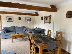 Posezení v ubytování Stable Cottage, Old Mill Farm, Cotswold Water Park