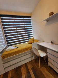 a small bedroom with a bed and a window at Studio ejecutivo in Achumani