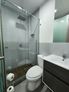 a bathroom with a toilet and a glass shower at Studio ejecutivo in Achumani