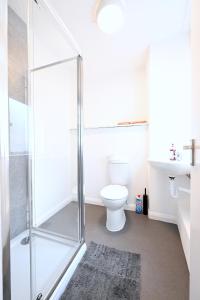 ein Badezimmer mit Glasdusche und Toilette in der Unterkunft Centrally located flat in Leicester Square in London