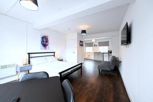 ein Schlafzimmer mit Bett und ein Wohnzimmer in der Unterkunft Centrally located flat in Leicester Square in London