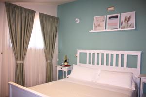 sypialnia z białym łóżkiem i oknem w obiekcie SIGIS HOTEL - Fiumicino w mieście Fiumicino +37 zdjęć