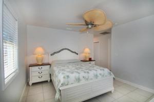 Un dormitorio con una cama y un ventilador de techo. en Great Beach Getaway, Beach & Pool, Sleeps 4, en Bonita Springs 11 fotos más