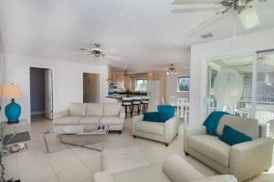 sala de estar con muebles blancos y cocina en Great Beach Getaway, Beach & Pool, Sleeps 4, en Bonita Springs
