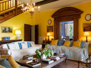 ein Wohnzimmer mit Sofa und Tisch in der Unterkunft Villa Il Giardino Di Eugenia by Interhome in Viceno + 56 Fotos