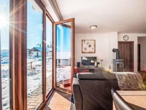 Holiday Home Residence Lipno-4 by Interhome في ليبنو ناد فلتافو: غرفة معيشة مع نافذة كبيرة وأريكة