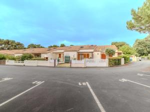 Το κτήριο όπου στεγάζεται  η παραθεριστική κατοικία