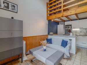 Η κουζίνα ή μικρή κουζίνα στο Holiday Home Les Maisons du Lac by Interhome